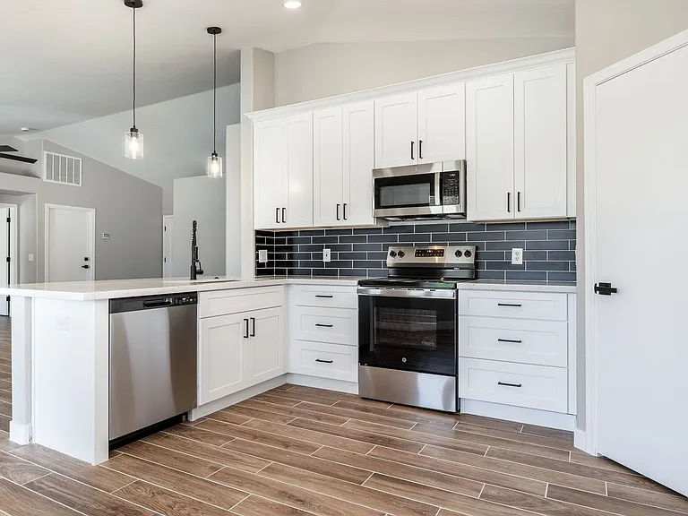 2883 E Oakland Ct — Photo 8