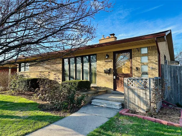 23213 Greencrest St, Saint Clair Shores, MI 48080