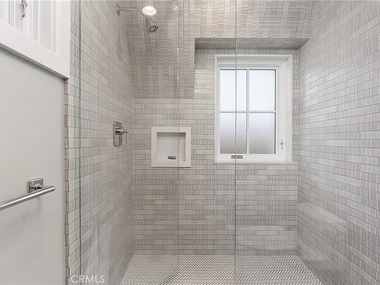1215 E Balboa Blvd — Photo 35
