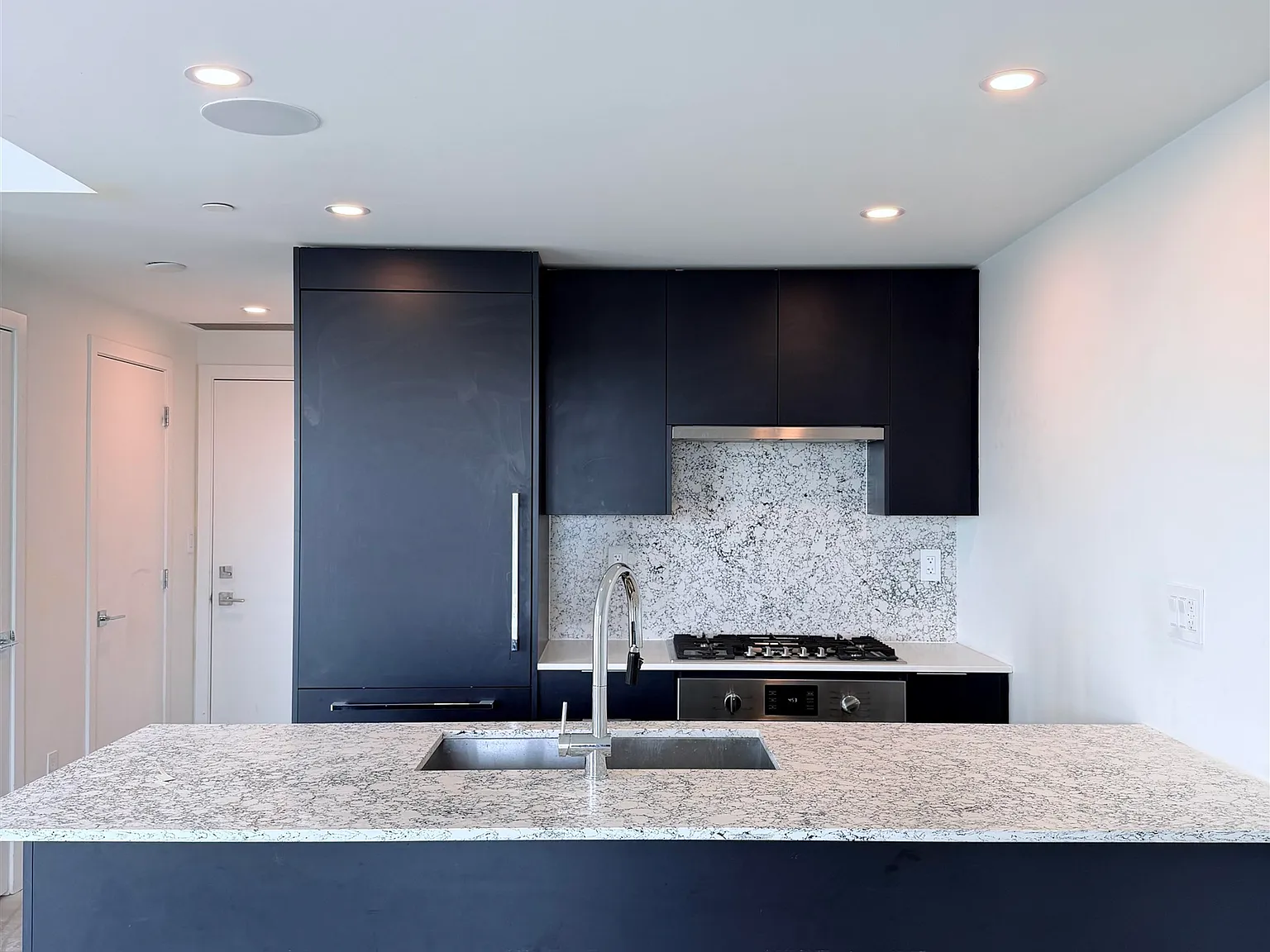 3 bed, 801 sqft, $3,400 — Photo 3