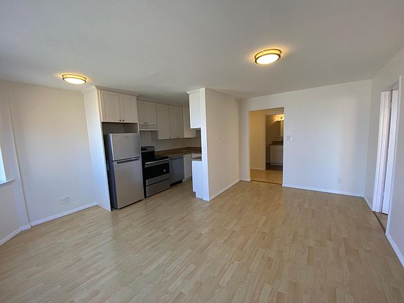 5th image of 2550 Sloat Blvd APT 4