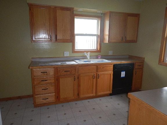 4th image of 251 Douglas St E