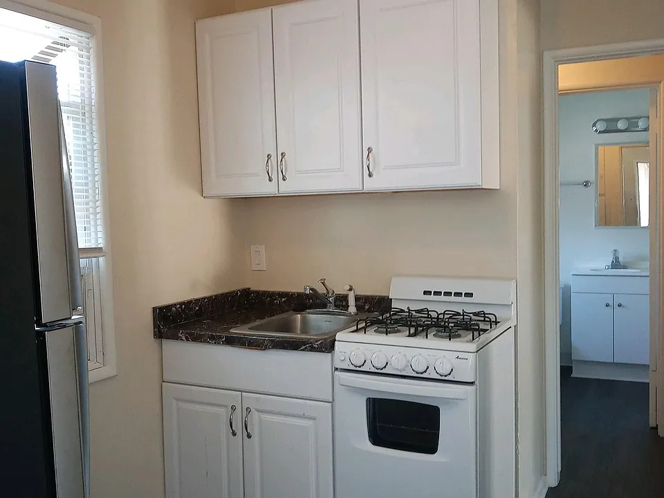 1421 W Alameda Ave