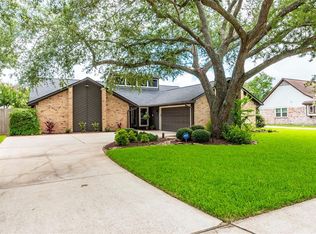 1811 Hunt Dr, Friendswood, TX 77546