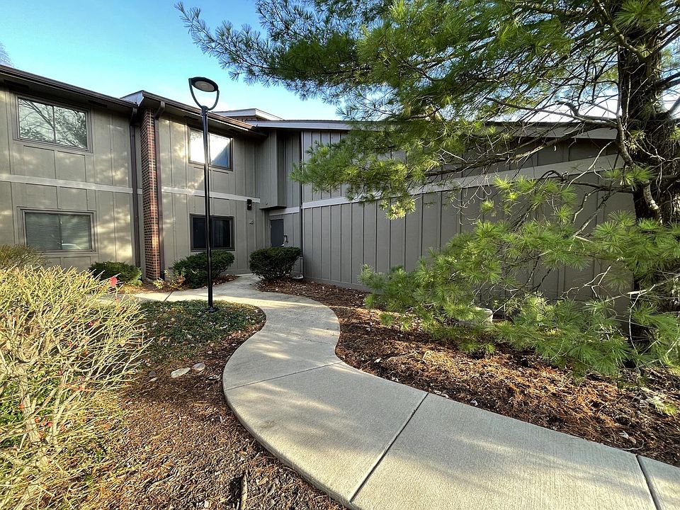 1st image of 2S531 Emerald Green Dr Unit C