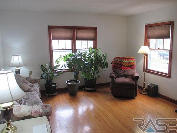 4th image of 606 NE Park St