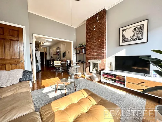 Rented by Real Street Inc | media 2