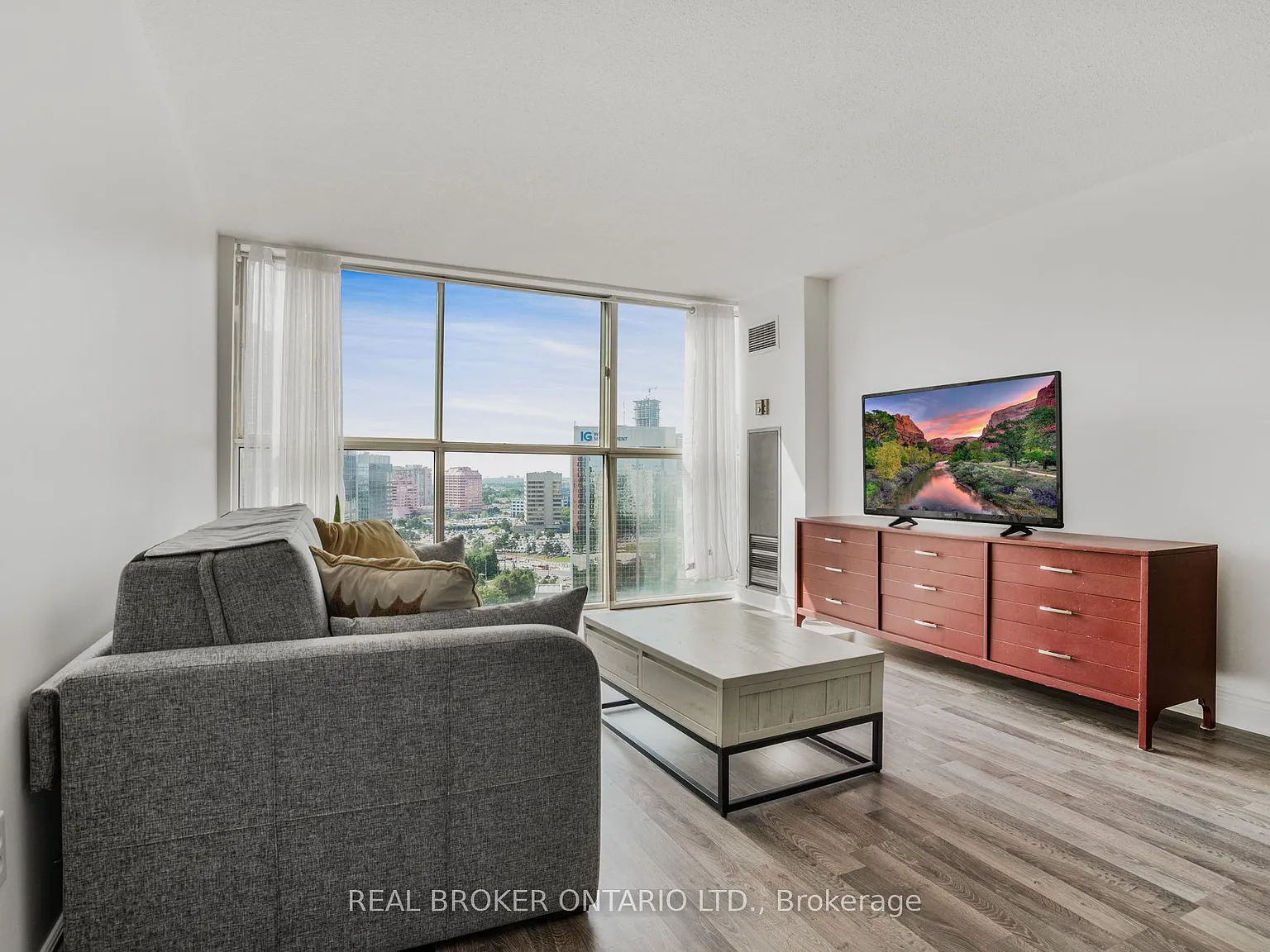 Chelsea Towers — Photo 1