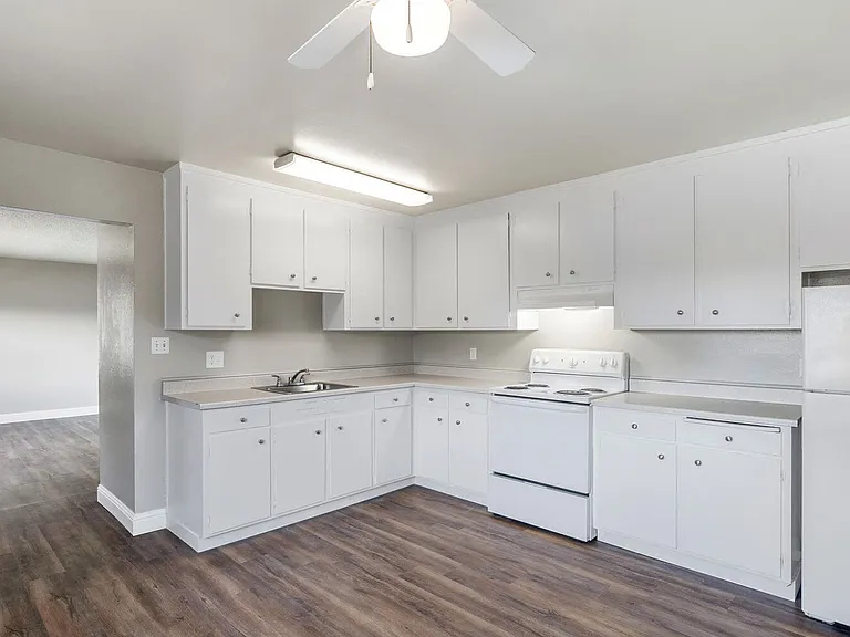 Garden Court Apartments — Photo 21
