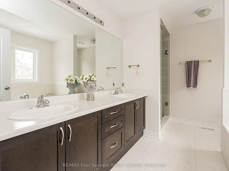 40 Kirby Ave — Photo 23