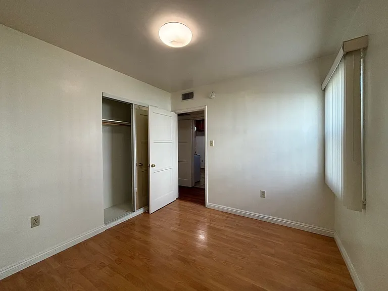 625-633 1/2 W Glenoaks Blvd — Photo 17