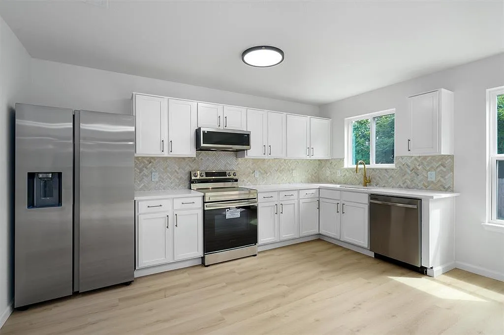 7115 Thannas Way, Austin, Texas 78744 — Photo 4