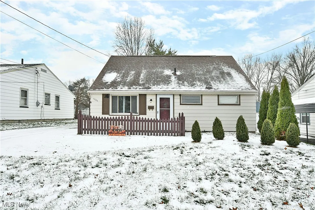 1543 Lynn Ave photo 1