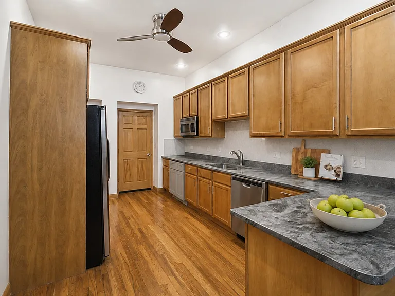 2452 W Arthington St #1 — Photo 4