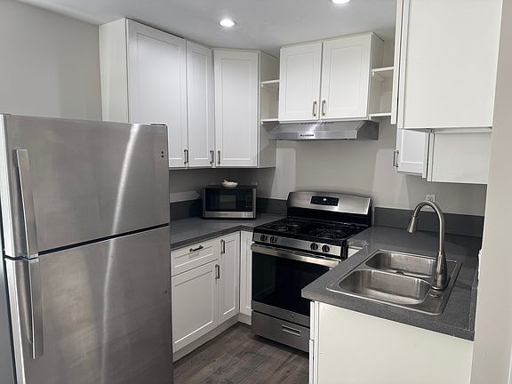 4th image of 13910 Hawthorne Way