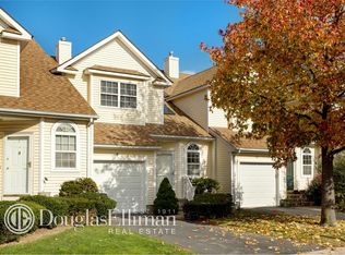 9 Blueberry Ct, Melville, NY 11747