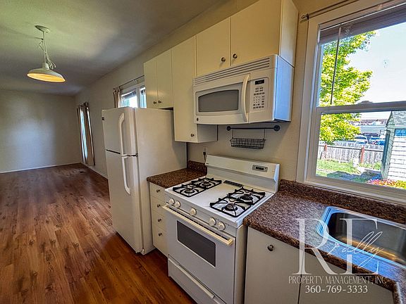 4th image of 1215 Burwell St APT B