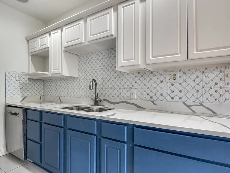 5211 Worth St — Photo 3