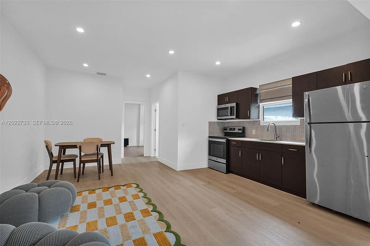 Building Photo - 21 NE 48th St #2