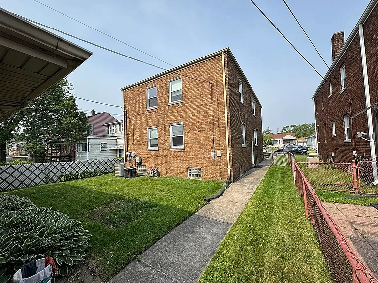 1421 Warwick Ave #2 — Photo 9
