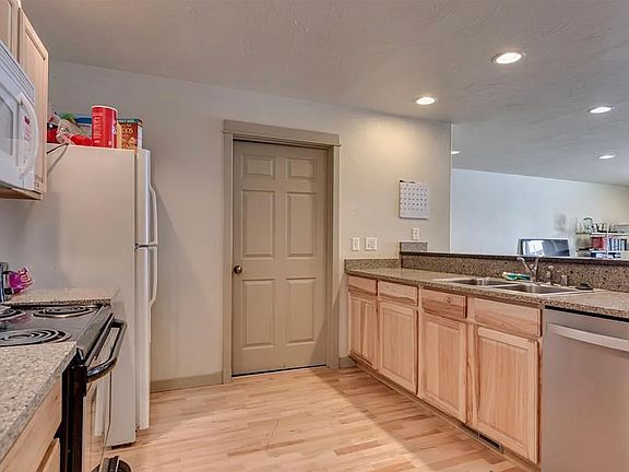 2nd image of 818 Forestglen Dr APT A