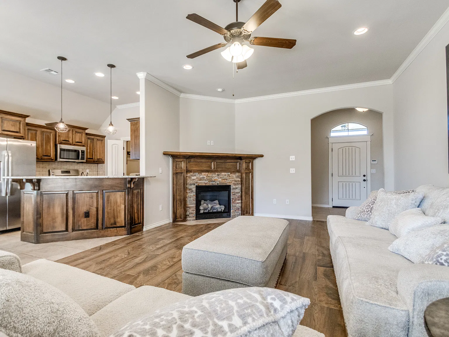 3 bed, 1449 sqft, $2,100 — Photo 2