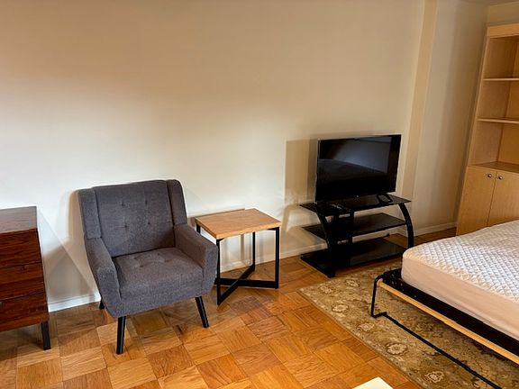 4th image of 801 N Pitt St APT 517