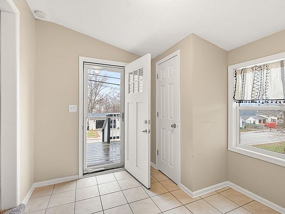 3rd image of 183 W Vine St
