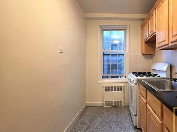 4th image of 140-18 Burden Cres #402A