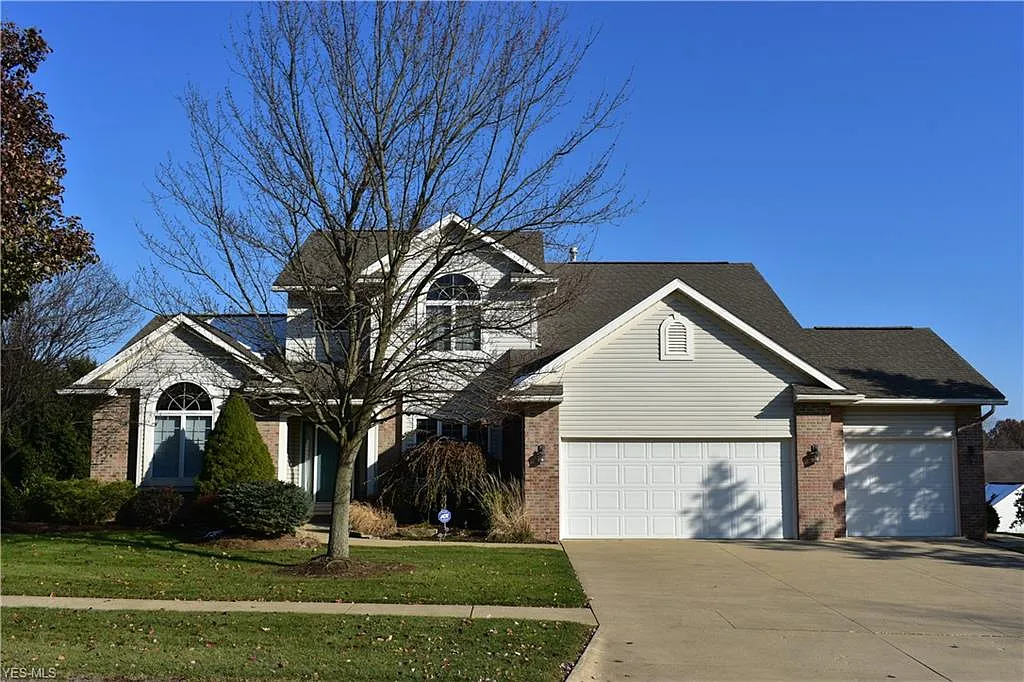 2215 Canterbury Ln photo 1