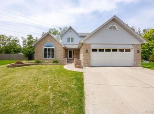 932 River Ct, Wyandotte, MI 48192