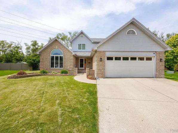 932 River Ct, Wyandotte, MI 48192