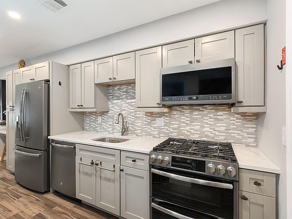 4th image of 29 Lexington Cir