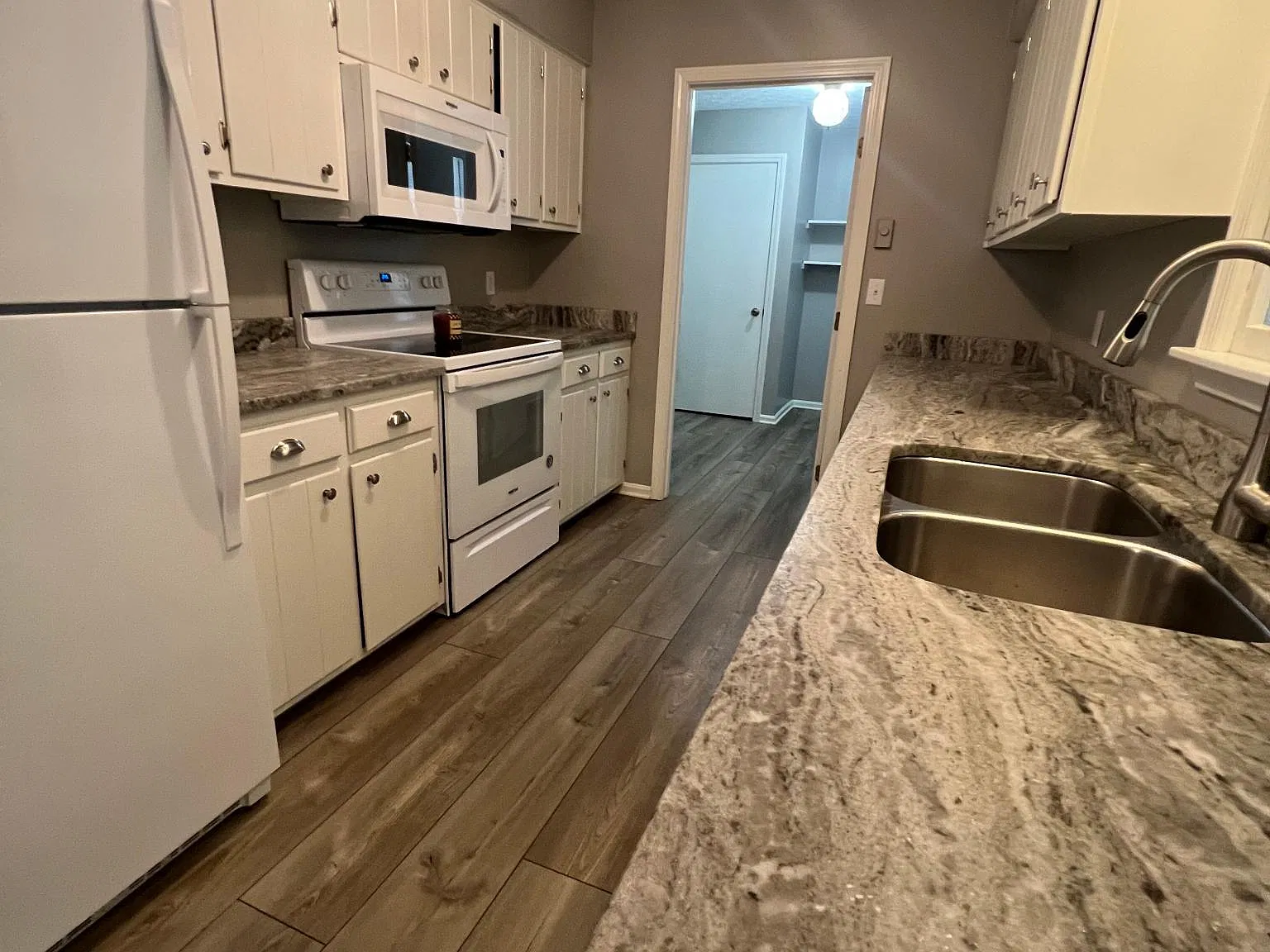 108 Hurstland Dr — Photo 2