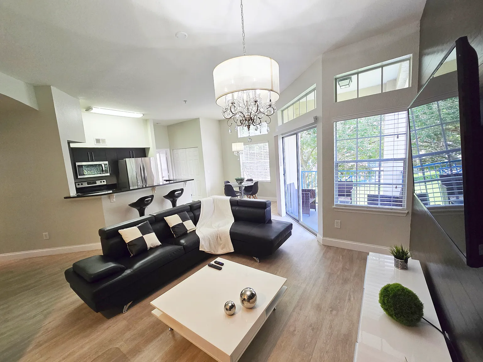 1 bed, 842 sqft, $2,500 — Photo 3
