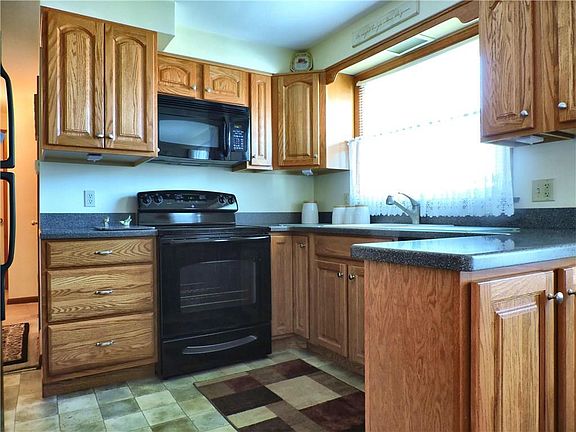 3rd image of 132 Jones St