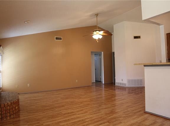 4th image of 2015 Meadowbrook Dr