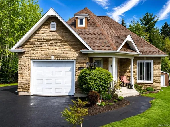 502 Woodland Dr E, Bathurst, NB E2A 4Z1