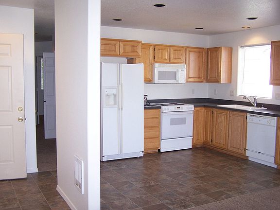 3rd image of 2121 SW Umatilla Ave #4