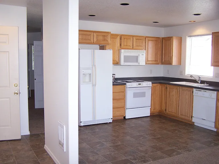 2121 SW Umatilla Ave #4 — Photo 3