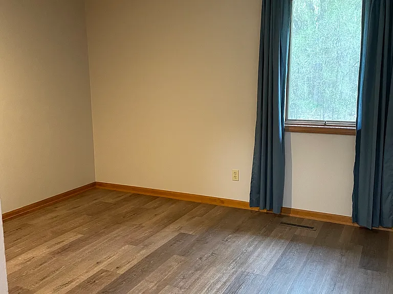 Second bedroom.