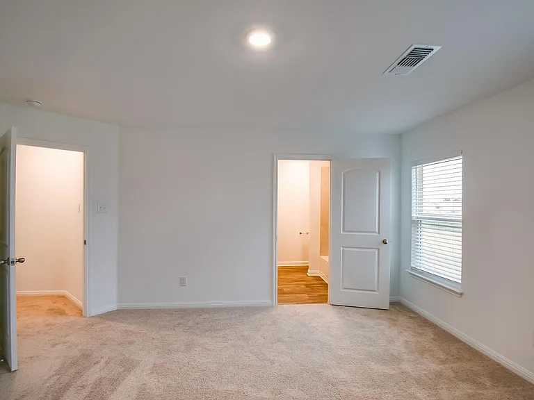 617 Riverdale Dr — Photo 2