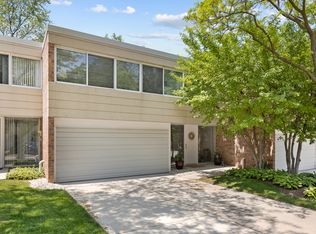 26 Avon Rd, Northbrook, IL 60062