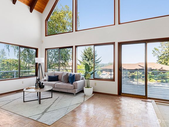 5th image of 721 SW Castilian Drive