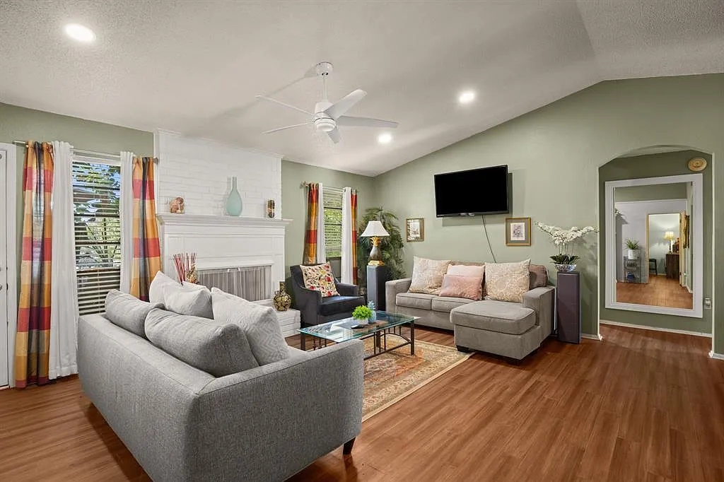 3 bed, 1340 sqft, $1,950 — Photo 3
