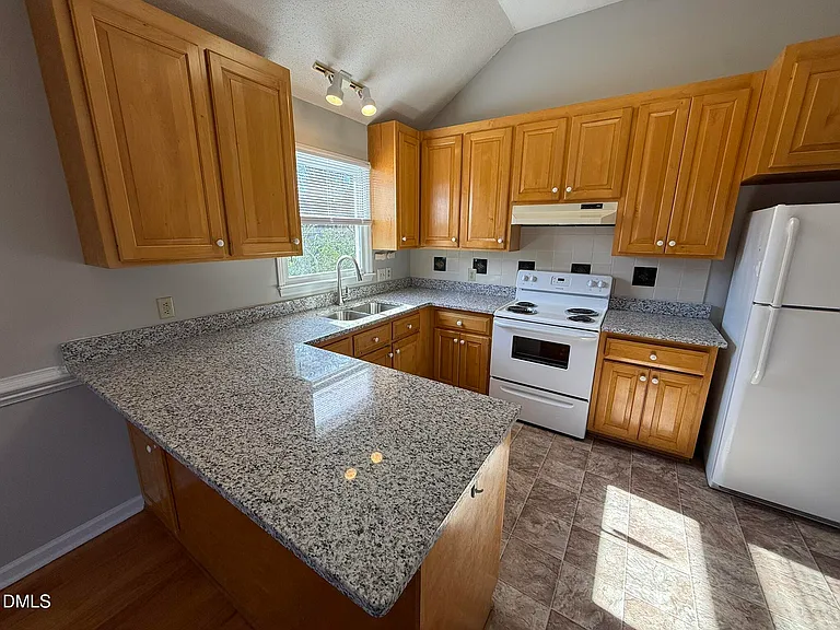 405 Avent Cir — Photo 8