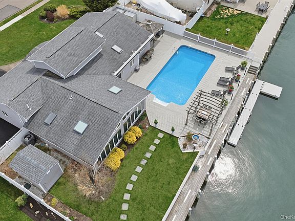3rd image of 21 Shore Drive W
