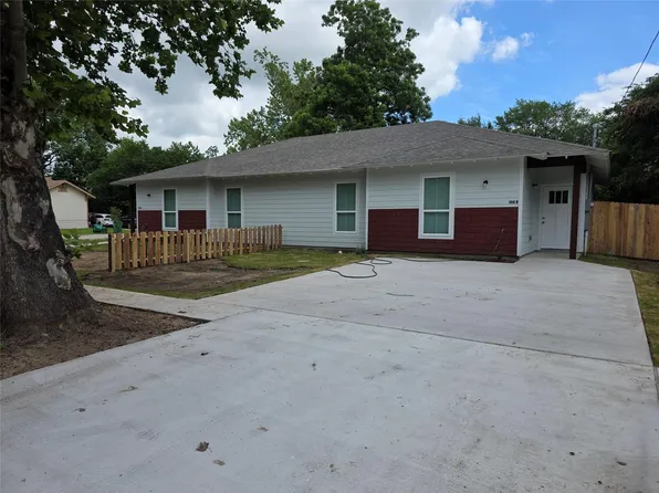 100 E 7th St, Cameron, TX 76520
