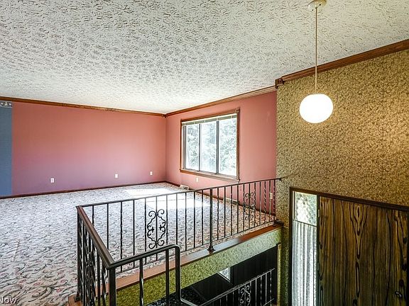 5th image of 1059 Green Valley Dr