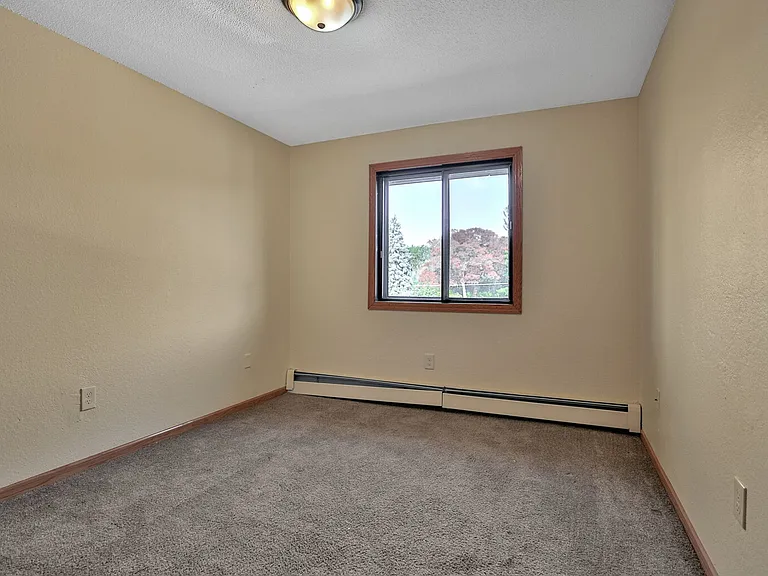 Oakridge Apartments — Photo 23